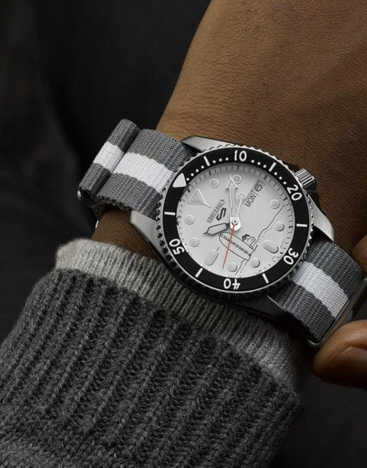 Seiko 5 Sports x Peanuts Snoopy de caballero correa de tela – SRPK25K1