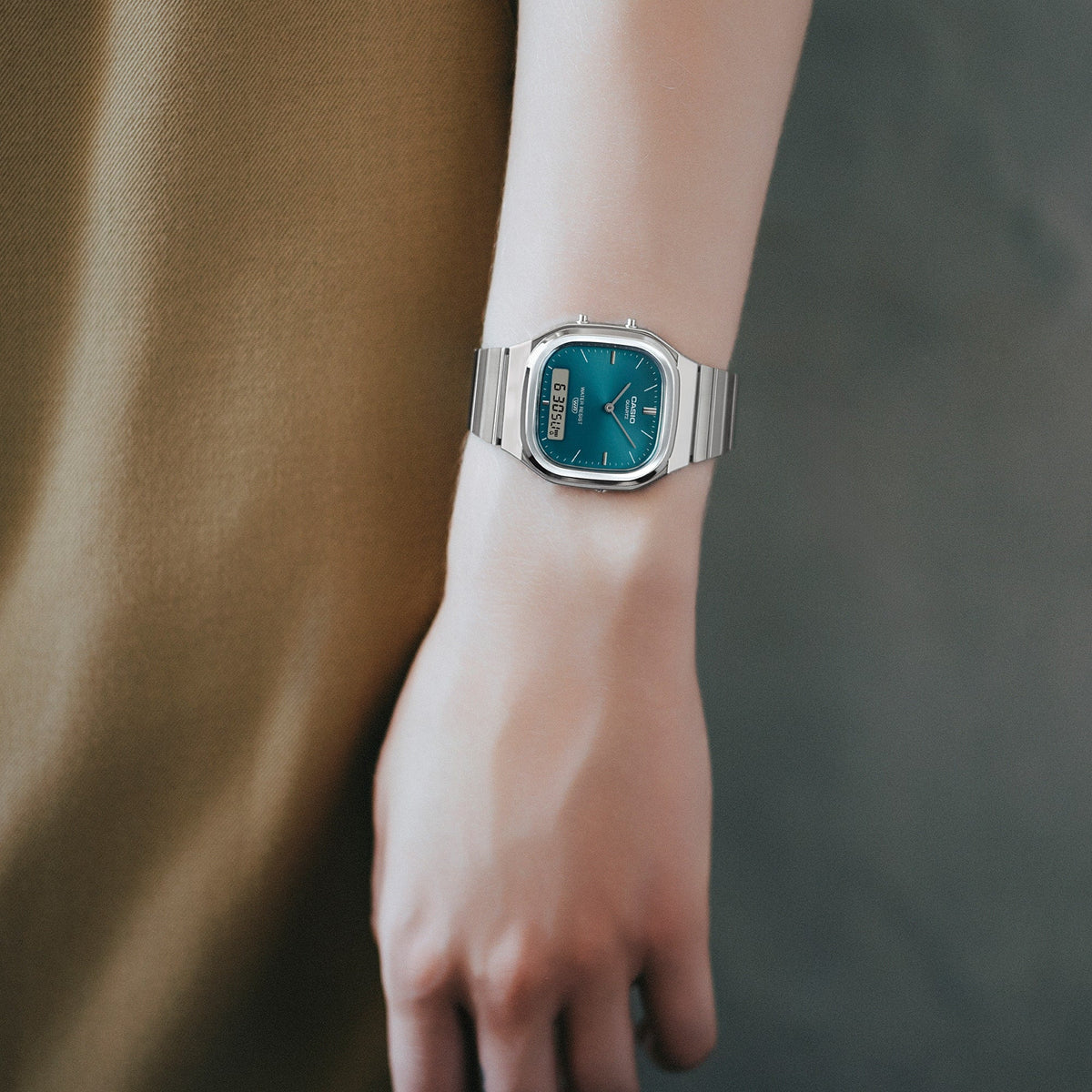 Casio de dama pulsera de metal – AQ-240E-3A