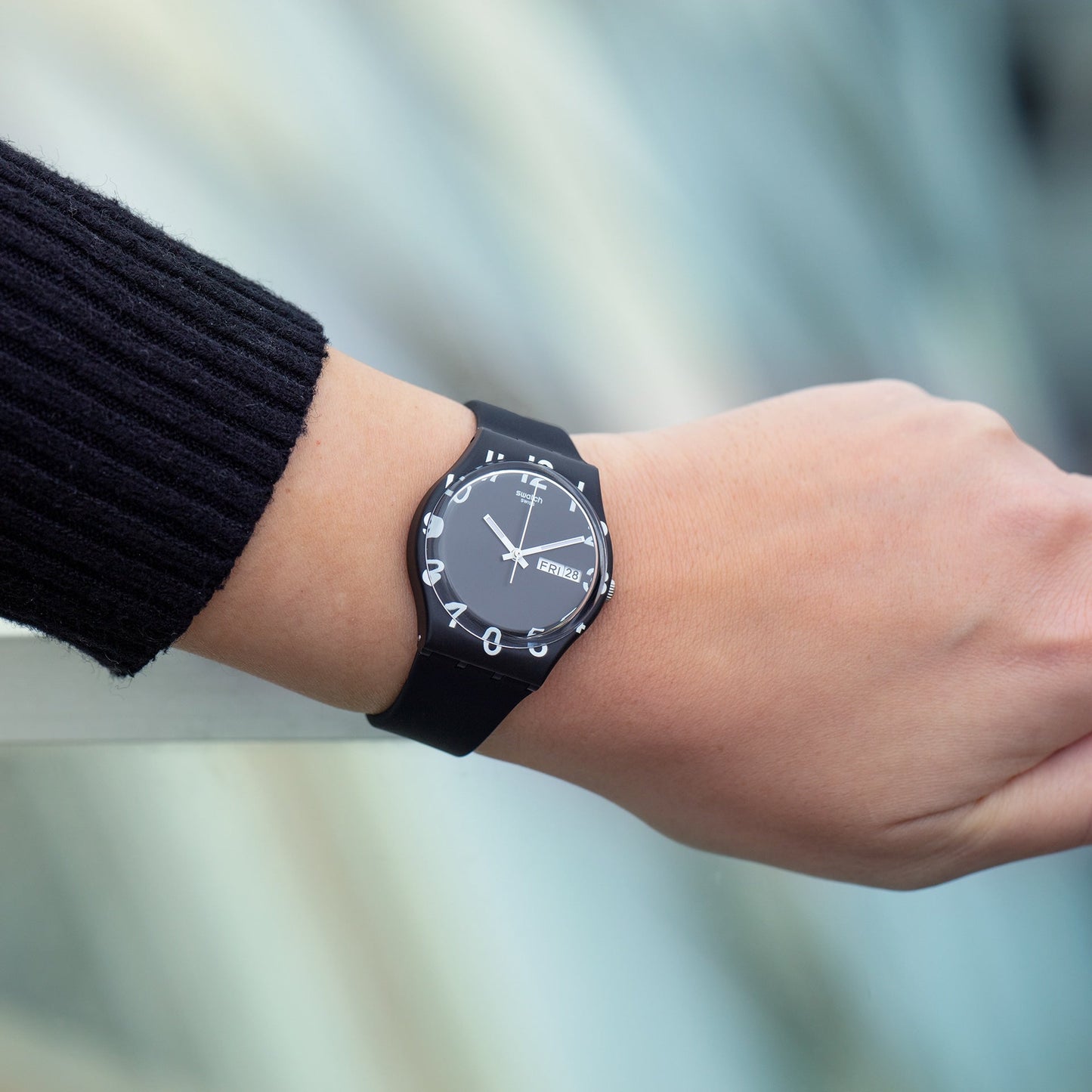Swatch Over Black de hombre banda de resina 34 mm – GB757