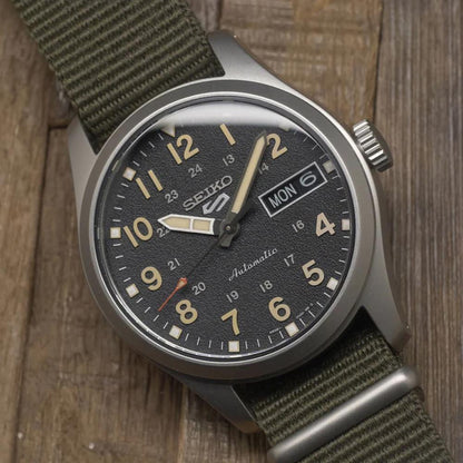 Seiko Serie 5 de caballero pulsera de tela – SRPJ85K1