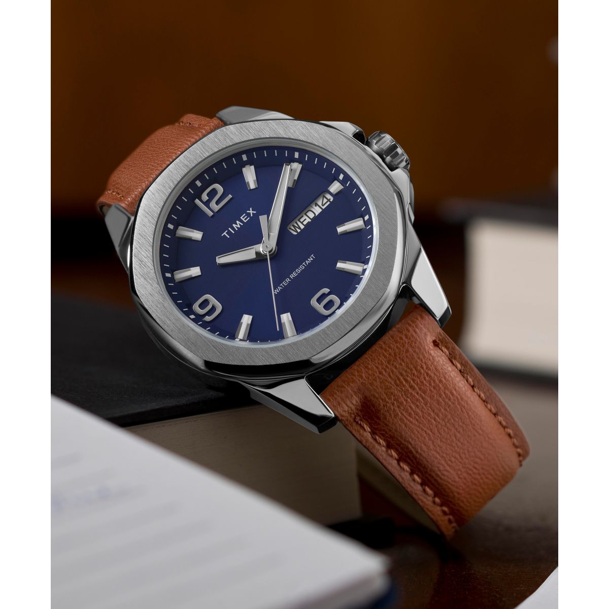 Timex Essex Day de hombre correa de cuero – TW2W92800
