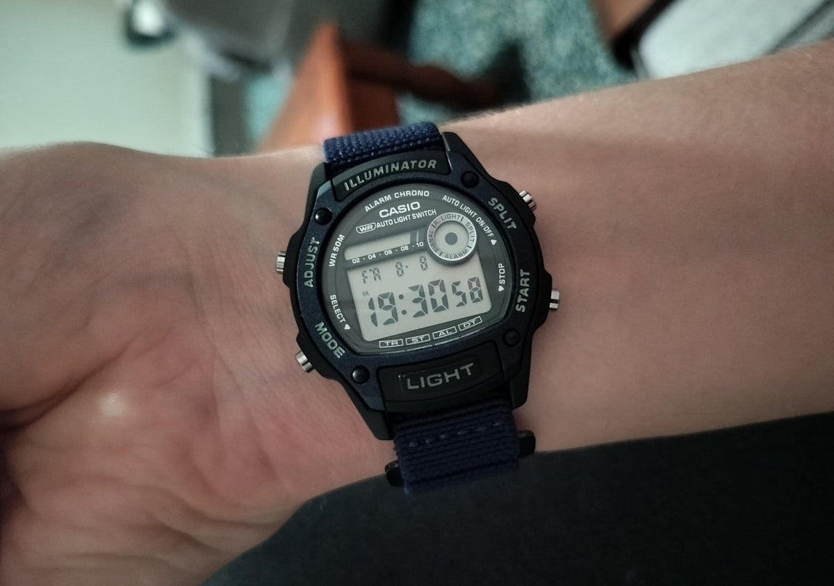 Casio Digital de caballero banda de piel – W-220HF-2AVCF
