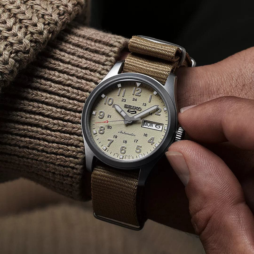Seiko Serie 5 Análogo para Caballero con Correa de Tela – SRPJ83K1